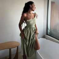 Joanna vestido midi sin espalda con tiras para anudar