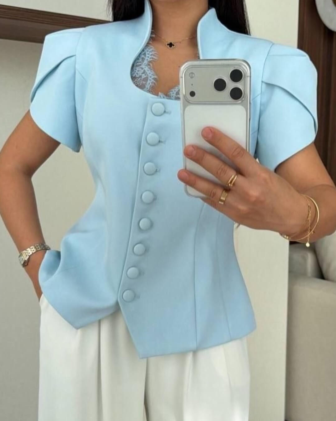 Leah top con botones y cuello alto