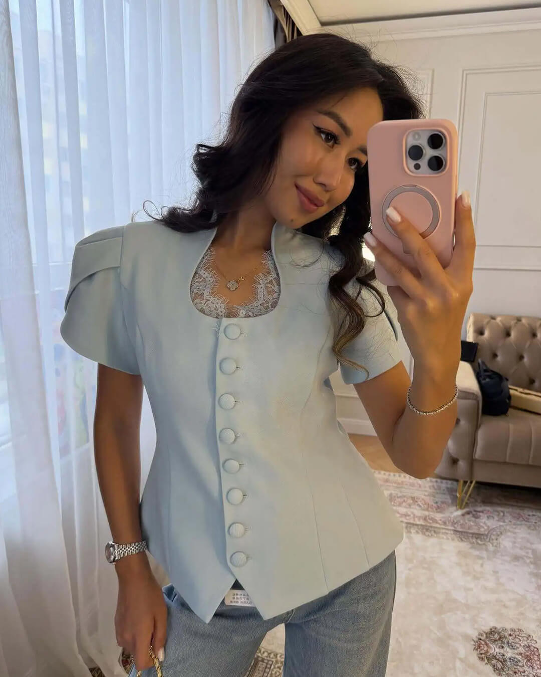 Leah top con botones y cuello alto