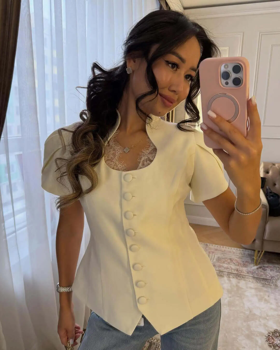 Leah top con botones y cuello alto