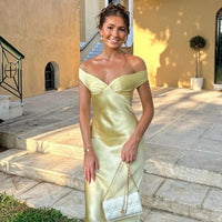 Vestido maxi Katelyn de satén con hombros descubiertos