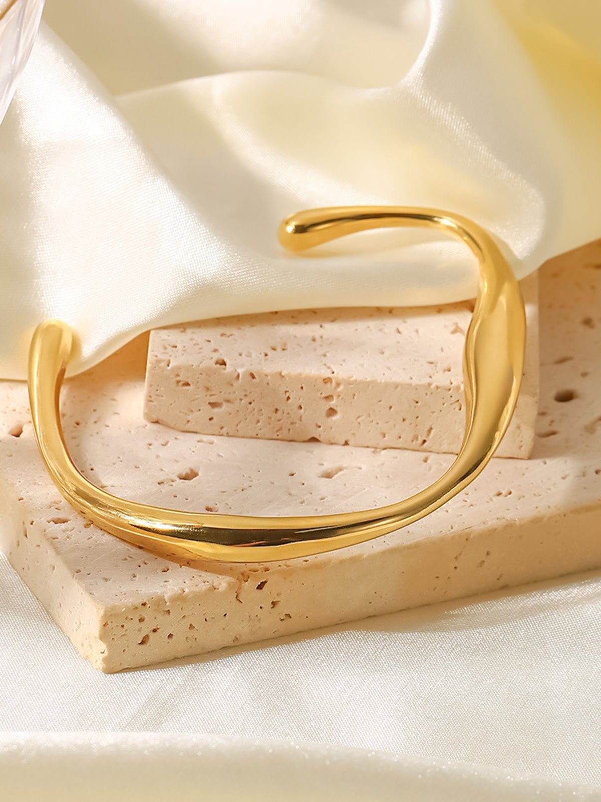 ZEYA - Lilia Open Bracelet