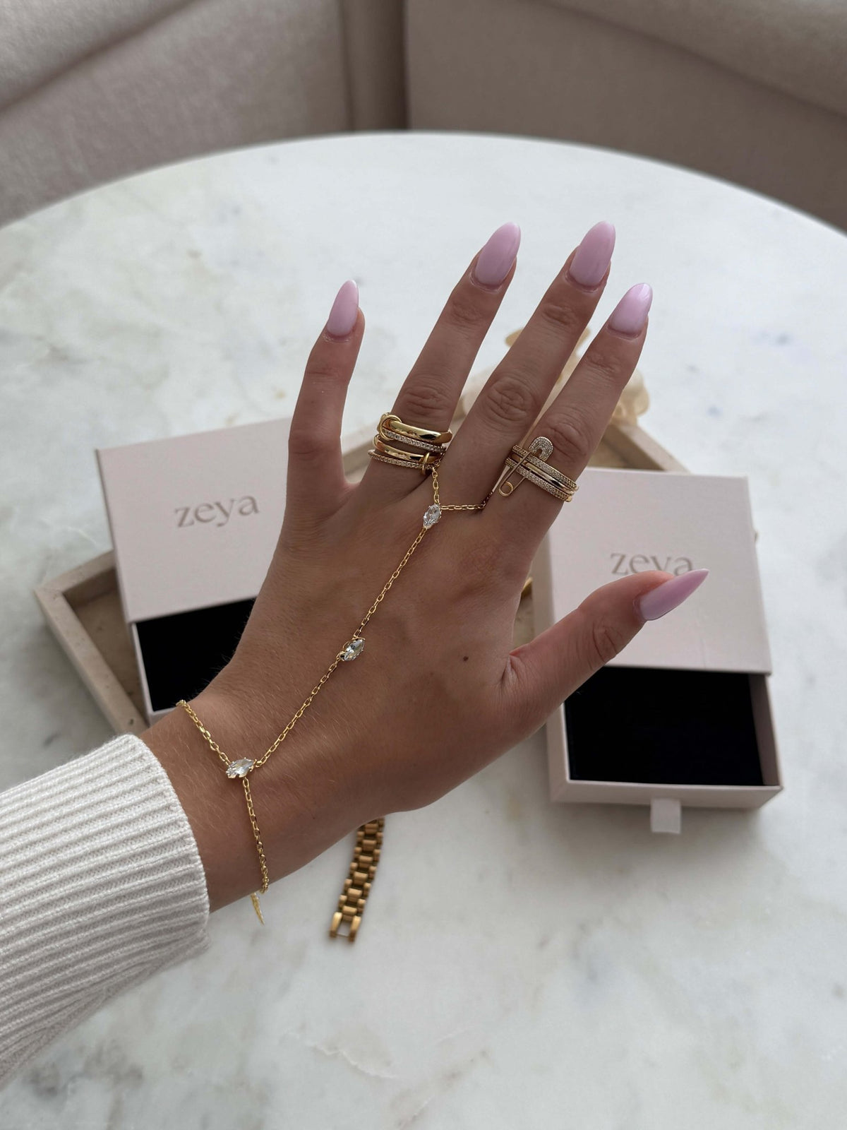 ZEYA - Marquise Hand Chain
