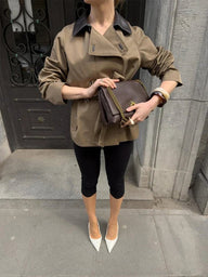 Mary Abrigo trench con cinturón y cuello en contraste