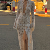 Vestido maxi Naomi de encaje con escote en V profundo