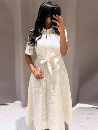 Rosie vestido midi bordado con cinturón