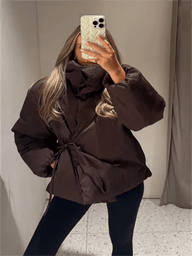 Chaqueta acolchada Suzanne con cuello alto y lazo